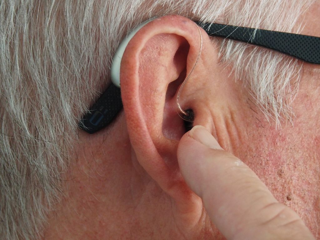 Ilustrasi pemakaian alat bantu dengar. (Foto: Unsplash/Mark Paton)
