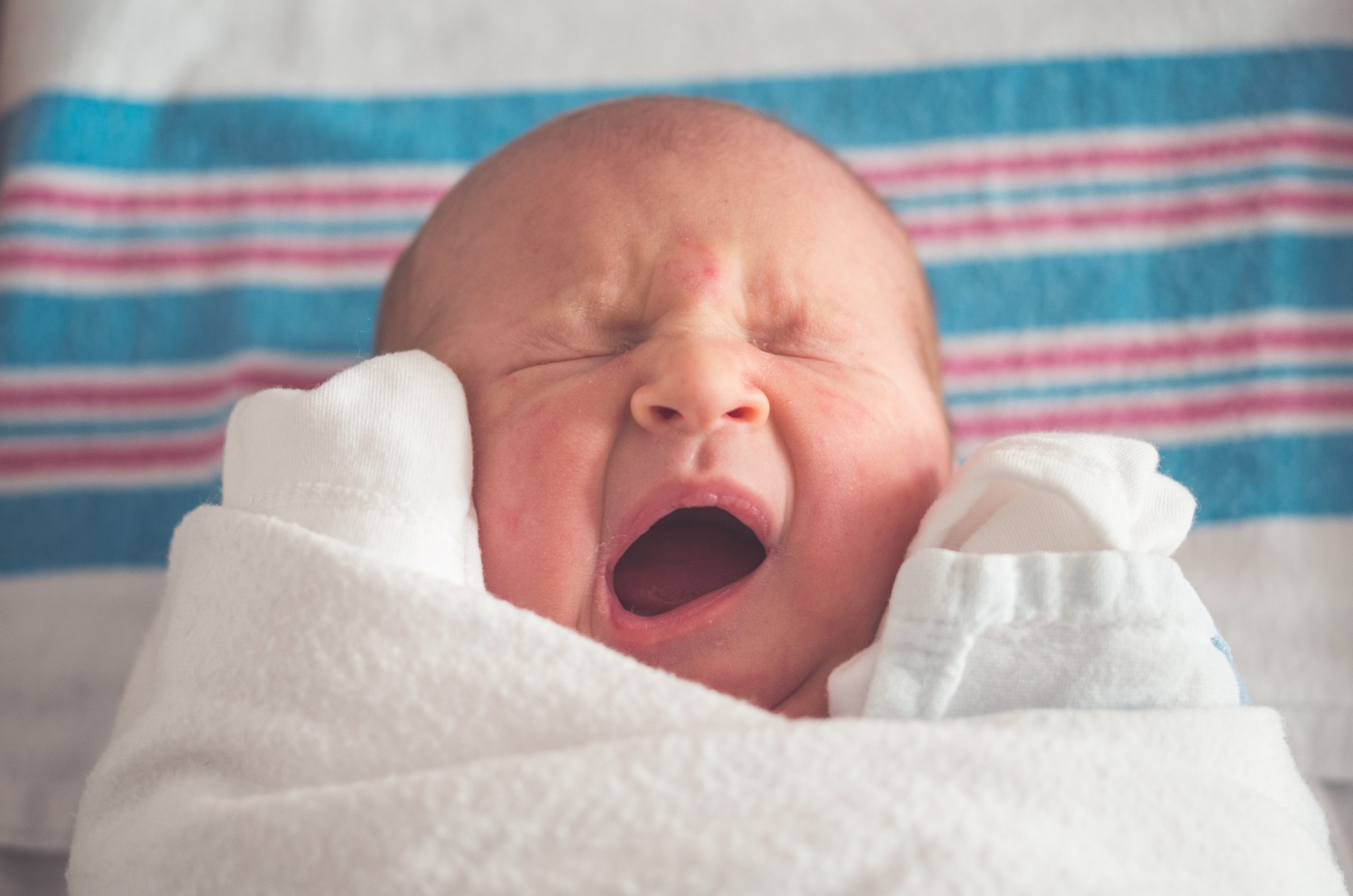 Ilustrasi skrining pendengaran otoacoustic emission pada bayi