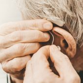 Mengapa Lansia Sering Terkena Gangguan Pendengaran
