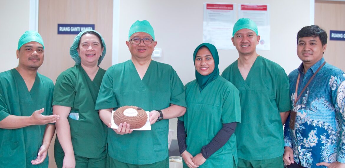 Foto setelah Operasi dengan SmartNav bersama dr Harim dan Tim Kasoem Hearing Center serta Cochlear