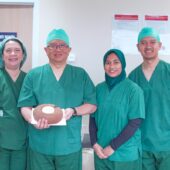 Foto setelah Operasi dengan SmartNav bersama dr Harim dan Tim Kasoem Hearing Center serta Cochlear