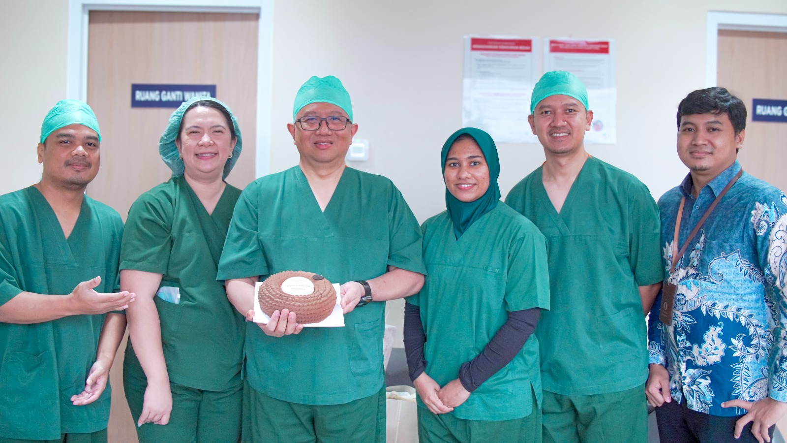 Foto setelah Operasi dengan SmartNav bersama dr Harim dan Tim Kasoem Hearing Center serta Cochlear